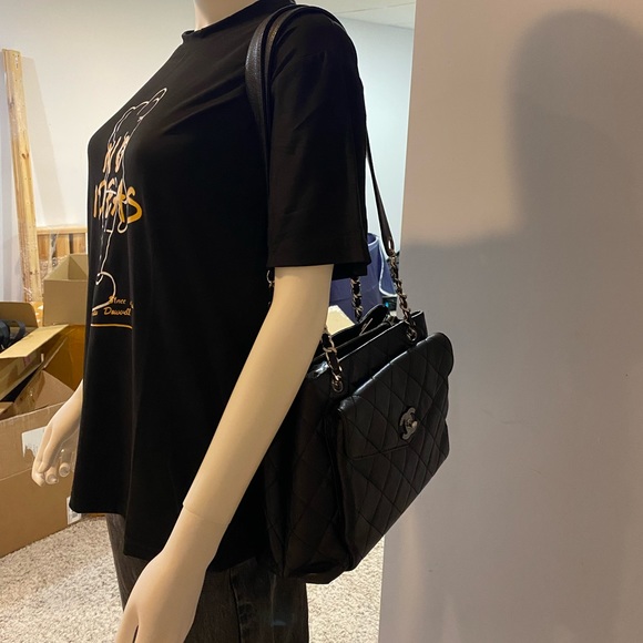 Authentic vintage Chanel caviar CC logo chain shoulder bag - Picture 16 of 16